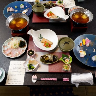 Seiko Grand Hotel (Péninsule d'Oga, Akita), dîner japonais traditionnel servi au restaurant