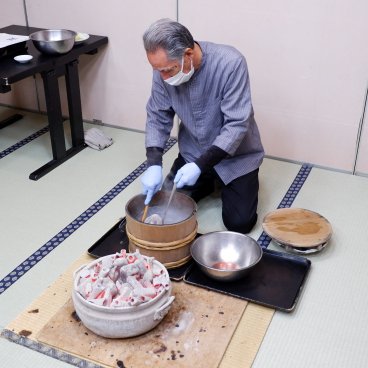 Seiko Grand Hotel (Péninsule d'Oga, Akita), démonstration de cuisine Ishiyaki : soupe de dorade aux pierres bouillantes 2