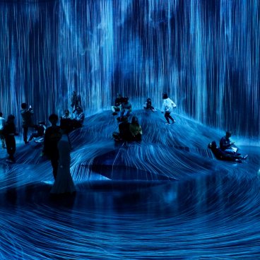 teamLab Borderless (Azabudai Hills, Tokyo), Universe of Water Particles on a Rock where People Gather