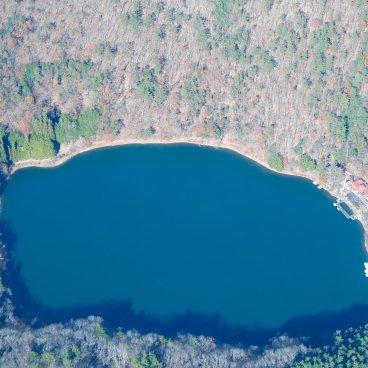Tour en hélicoptère du Mont Fuji, vue aérienne sur un lac volcanique de la région