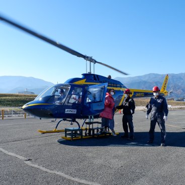 Tour en hélicoptère du Mont Fuji, descente de l'appareil Bell 206B JetRanger III