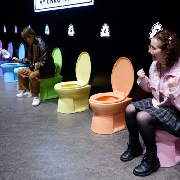 Unko Museum (Tokyo), visiteurs assis sur les toilettes au début du musée