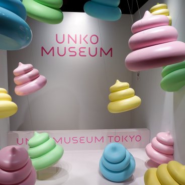 Unko Museum (Tokyo), décor composé de grosses crottes colorées