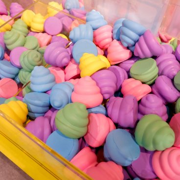 Unko Museum (Tokyo), bac de crottes colorées en plastique comme souvenirs