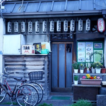 Yanaka Ginza (Tokyo), devanture typique d'une enseigne de la rue