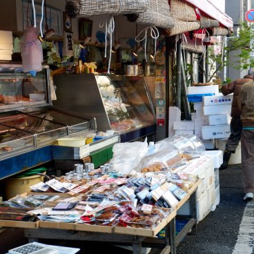 Yanaka Ginza (Tokyo), étal d'une épicerie de la rue