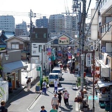Yanaka Ginza (Tokyo), vue sur la rue depuis l'escalier Yuyake Dandan