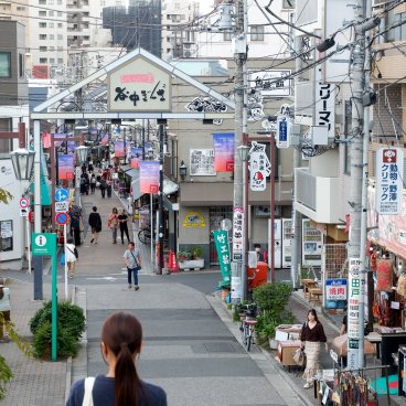 Yanaka Ginza (Tokyo), vue sur la rue depuis l'escalier Yuyake Dandan 2