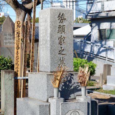 Cimetière de Yanaka (Tokyo), tombe familiale japonaise