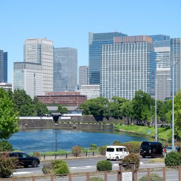 Hibiya (Tokyo), vue sur les douves du palais impérial et les grattes-ciels de Hibiya-dori