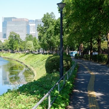 Hibiya (Tokyo), trottoir le long des douves au sud-est du palais impérial