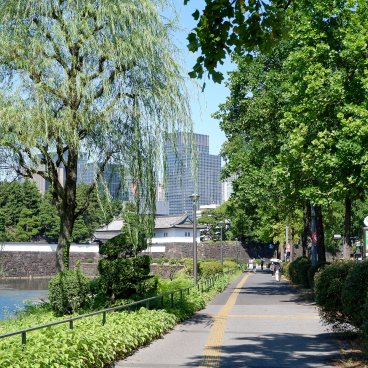 Hibiya (Tokyo), trottoir le long des douves au sud-est du palais impérial 2