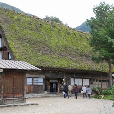 Résidence Nagase (Shirakawa-go), vue sur la grande maison traditionnelle au toit de chaume