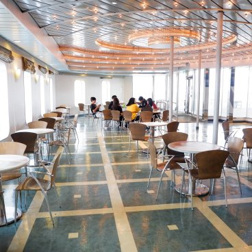 Shin Nihonkai Ferry, bateau Hamanasu (Maizuru - Otaru), espace de restauration avec vue sur la mer