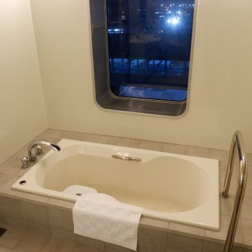 Shin Nihonkai Ferry, bateau Lavender (Niigata - Otaru), salle de bains de la suite luxueuse