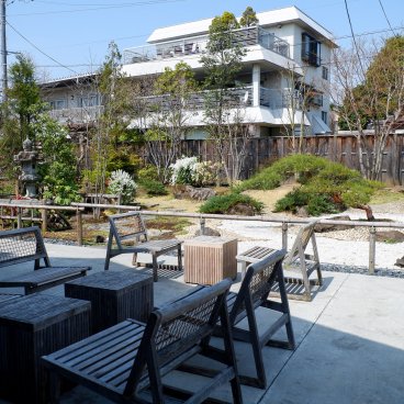 Starbucks Kawagoe Kanetsuki-dori, terrasse extérieure et jardin japonais 2