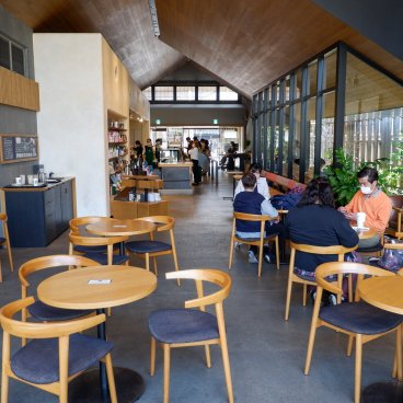 Starbucks Kawagoe Kanetsuki-dori, tables et chaises en intérieur
