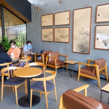 Starbucks Kawagoe Kanetsuki-dori, tables et chaises en intérieur 2