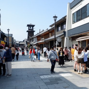 Starbucks Kawagoe Kanetsuki-dori, rue du café avec la tour Toki no Kane