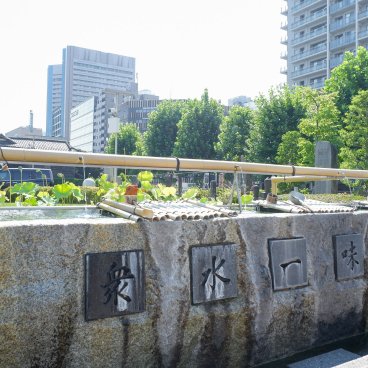 Tsukiji Hongan-ji (Tokyo), bassin de purification du temple