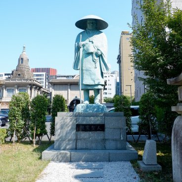 Tsukiji Hongan-ji (Tokyo), statue de Shinran Shonin (moine fondateur sanctifié)
