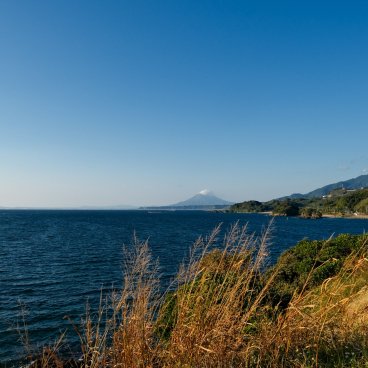 Kanoya (péninsule d'Osumi, Kagoshima), vue sur le volcan Sakurajima depuis l'ancienne école Yukusa réhabilitée en hôtel
