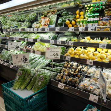 Kanoya (péninsule d'Osumi, Kagoshima), usage du plastique au rayon fruits et légumes d'un supermarché