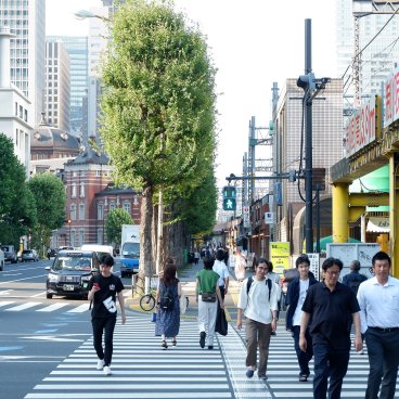 Yurakucho (Tokyo), le long des voies ferrées surélevées en direction de la gare de Tokyo