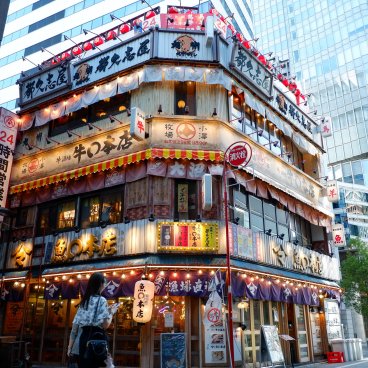 Yurakucho (Tokyo), restaurant à 3 étages Uomaru Honten spécialisé fruits de mer et poissons vers Hibiya