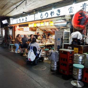 Yurakucho (Tokyo), passage souterrain avec bars izakaya rétro