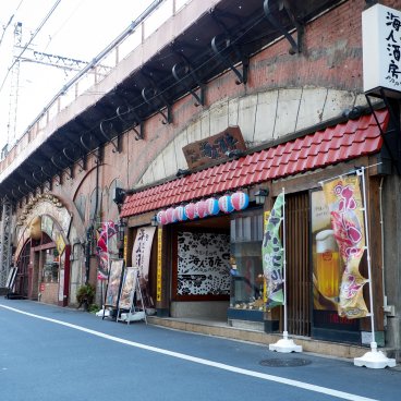 Yurakucho (Tokyo), restaurant de spécialités d'Okinawa sous les voies au sud de la gare