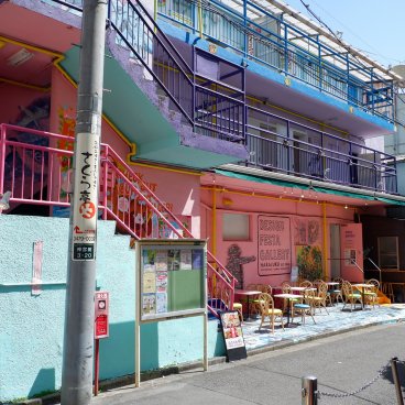 Design Festa Gallery (Harajuku, Tokyo), façade de la galerie d'art en 2024