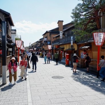 Gion Tokuya (Kyoto), avenue Hanamikoji-dori où se situe le restaurant