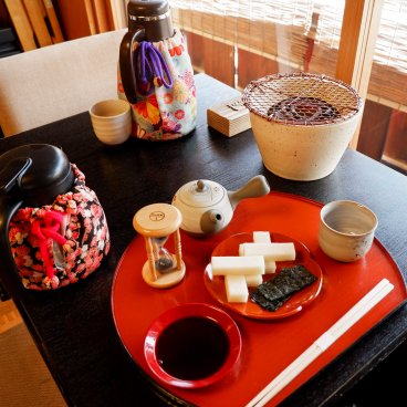 Gion Tokuya (Kyoto), tasse de thé vert Sencha et gâteaux de riz Yakimochi à griller