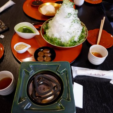 Gion Tokuya (Kyoto), glace Kakigori et ingrédients traditionnels pour la garniture