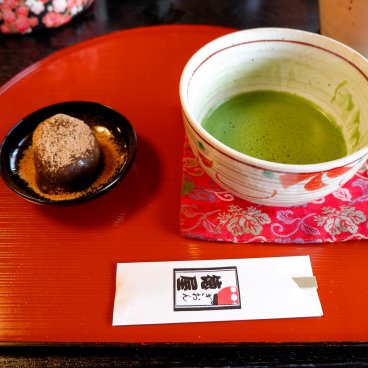 Gion Tokuya (Kyoto), bol de thé Matcha et pâtisserie japonaise traditionnelle 2