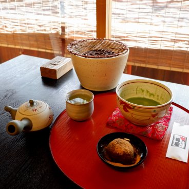Gion Tokuya (Kyoto), bol de thé Matcha et pâtisserie japonaise traditionnelle