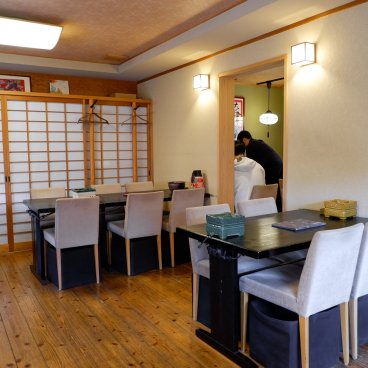 Gion Tokuya (Kyoto), vue de la salle du restaurant au 1er étage