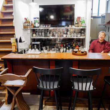 Auberge Homachi Mikuni Minato (Fukui), bar dans une ancienne maison avec entrepôt Kura et exposition Kitamaebune