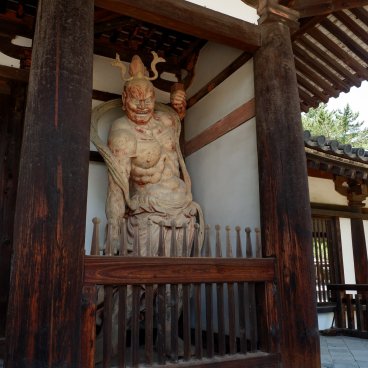 Horyu-ji (Ikaruga), Statue de roi-gardien Nio-o sous la porte Chumon