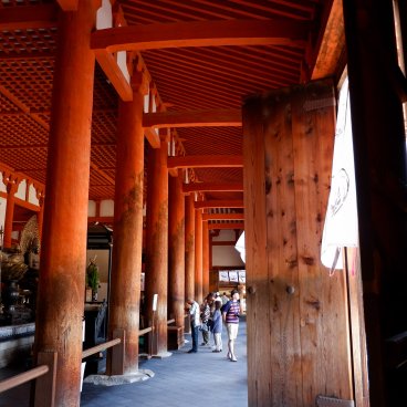 Horyu-ji (Ikaruga), Vue sur les statues bouddhistes du pavillon Daikodo dans le cloître Sai-in Garan