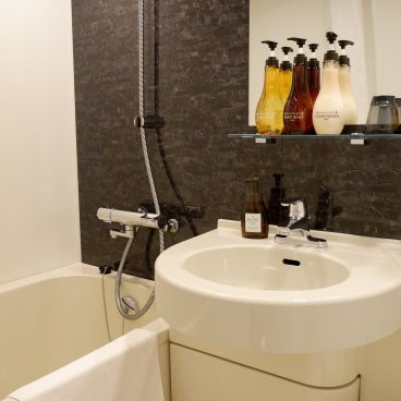 Hotel WBF Hommachi (Osaka), salle de bains de la chambre Semi-Double Room