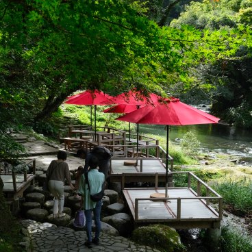 Gorges de Kakusenkei (Yamanaka Onsen), salon de thé au bord de la rivière Kakusenkei Kawadoko 2