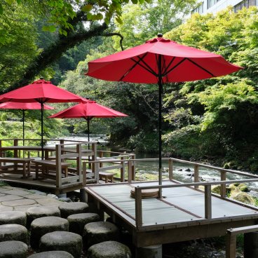 Gorges de Kakusenkei (Yamanaka Onsen), salon de thé au bord de la rivière Kakusenkei Kawadoko