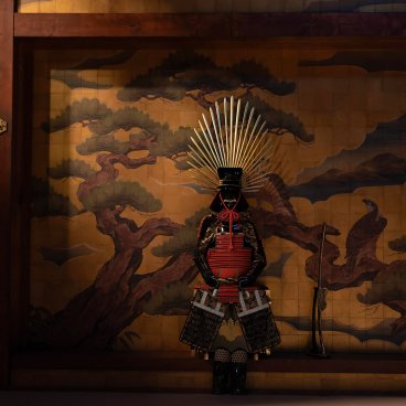Shogun, décors avec armure de samouraï