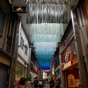 Dogo Onsen (Matsuyama), Rue commerçante Haikara-dori au printemps
