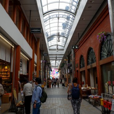 Dogo Onsen (Matsuyama), Rue commerçante Haikara-dori au printemps 2