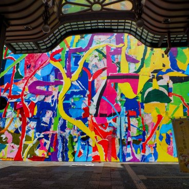 Dogo Onsen (Matsuyama), Dogo Onsen Honkan sous une bâche colorée pendant les travaux en 2023
