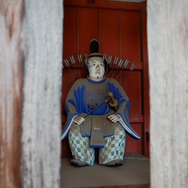 Dogo Onsen (Matsuyama), Statue gardienne du sanctuaire Isaniwa-jinja