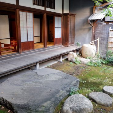 Kyu Iwasaki-tei Teien (Tokyo), vue sur le pavillon et jardin traditionnel japonais